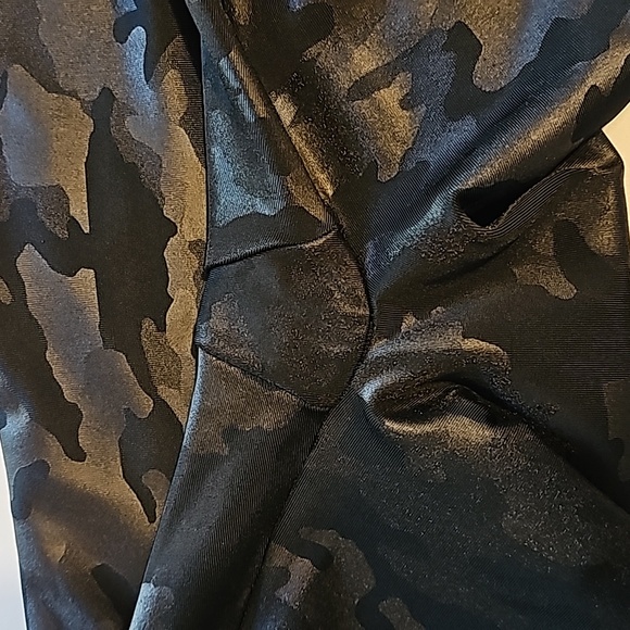 Lot of‎ 2 Women's Camo Leggings Size M - Picture 13 of 13